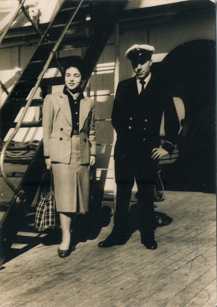 CABO DE BUENA ESPERANZA. Buenos Aires 1955. Emigrantes que subian a bordo para hacerse fotos con Oficiales del buque. Foto Angel Maruri.jpg
