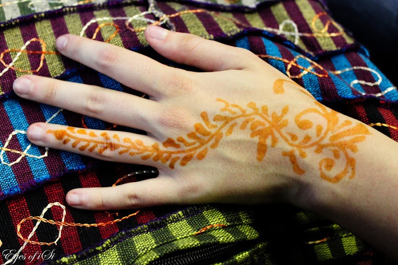 Eyes-of-iSi-Henna-Getrocknet-Hand Eyes-of-iSi-Henna-Getrocknet-Hand
