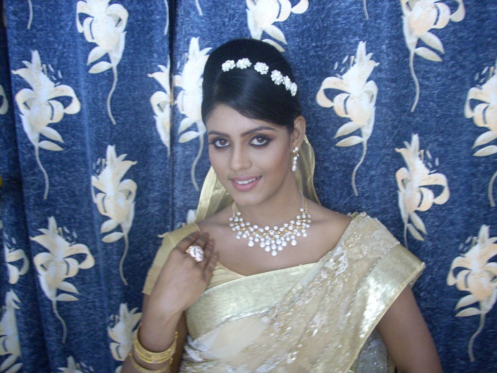 [Tamil_actress_Iniya_pic%255B2%255D.jpg]