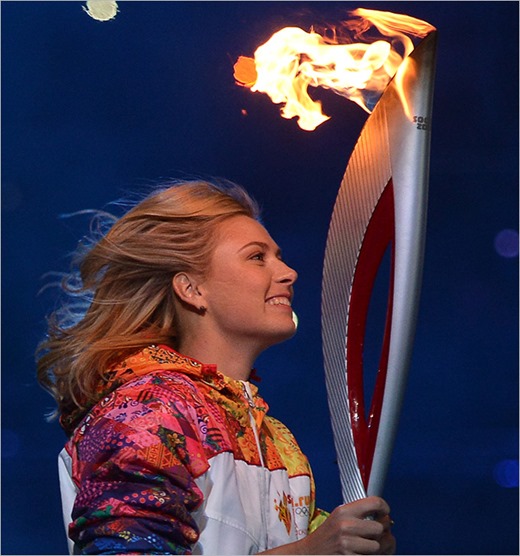 [1391804932_b_marija-sharapova-pronesla-fakel-po-stadionu-fisht-vo-vremja-ceremonija-otkrytija-olimpiady-v-sochi%255B5%255D.jpg]