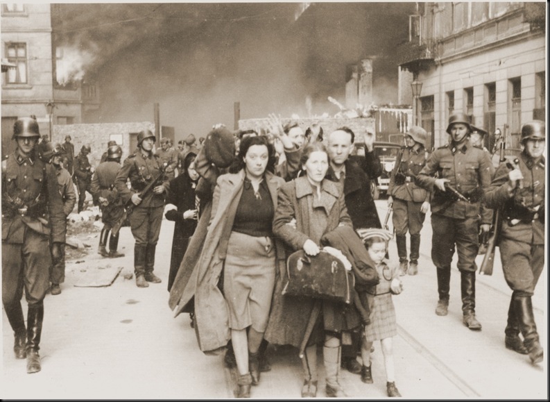 Varsavia, aprile-maggio 1943, ebrei catturati durante la rivolta del ghetto vengono scortati all’Umschlagplatz per essere deportati.
