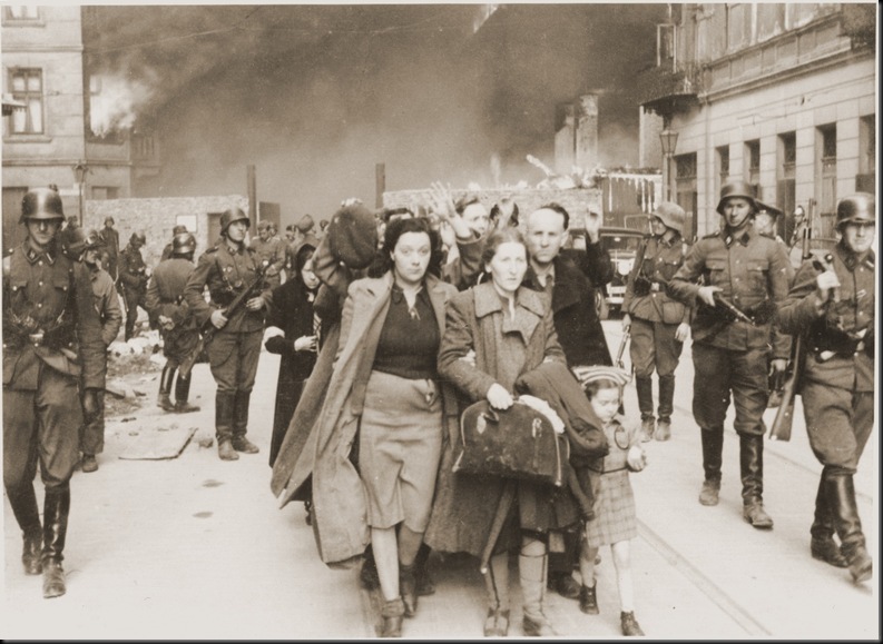 Varsavia, aprile-maggio 1943, ebrei catturati durante la rivolta del ghetto vengono scortati all’Umschlagplatz per essere deportati. Varsavia, aprile-maggio 1943, ebrei catturati durante la rivolta del ghetto vengono scortati all’Umschlagplatz per essere deportati.