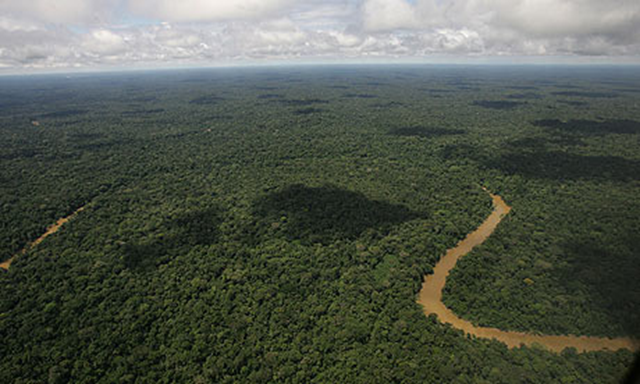 Aerial view of the Yasuni National Park, in Ecuador's northeastern jungle. Ecuador's President Rafael Correa has abandoned a unique and ambitious plan to persuade rich countries to pay his country not to drill for oil in a pristine Amazon rainforest preserve. Photo: Dolores Ochoa / AP