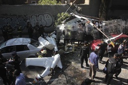 MÉXICO, D.F., 21OCTUBRE2011.- Un helicoptero del Estado de México se desplomo atras de los Viveros de Coyoacán. Entre las personas que viajaban se encontraba el Secretario de Desarrollo Metropolitano quien resultó lesionado, dos personas más perdieron la vida en el accidente. Elementos antimotinesmantienen resguardado la zona para que peritos realizen los peritajes correspondientes.
FOTO: SAÚL LÓPEZ/CUARTOSCURO.COM