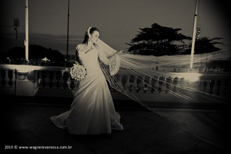 Fotos de Kellen e Bruno. Foto numero 030. Fotografia (fotografias) dos fotógrafos de casamento Wagner e Vanessa que fazem fotos de casamento (fotografia de casamento) no melhor estilo do fotojornalismo em Niterói, RJ, e outras cidades do Rio de Janeiro. Christina Gall maquiadora Making of da noiva Maquiagem em Alta Definicao Niteroi Rio de Janeiro Vestido La Novia fotos casamento niterói rj festa rio janeiro niteroi fotografo books cabelos noivas vestidos alta costura bouquet flores buffet