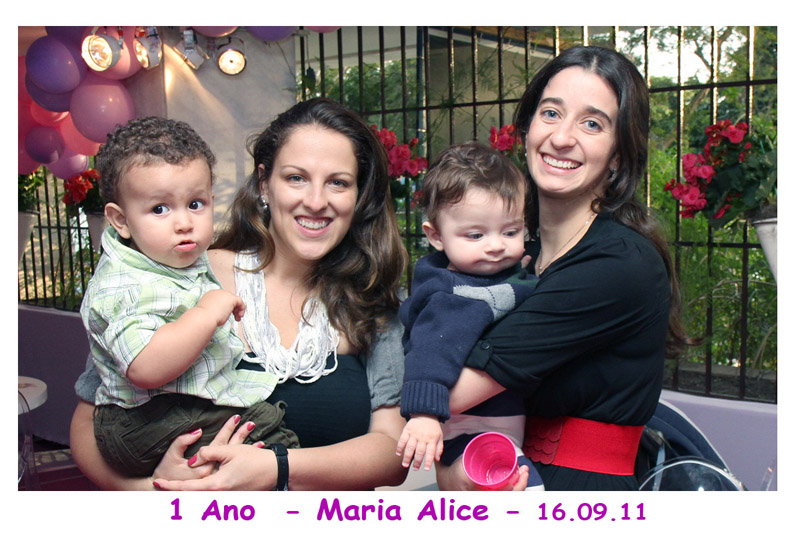 Fotos de Maria Alice  (01 ano) - 16.09.11. Foto numero 29 da Social Click Fotografia Digital, do Rio de Janeiro, RJ, que faz fotos divertidas, fotos malucas, fotos com fantasias, fotos na hora, fotografia maluca, fotografia divertida com molduras personalizadas. foto noiva brinde digital ecila antunes buffet camarim movel Birthday fotos divertidas malucas maluca animadas animado e filmagem no rio de janeiro animada fotografia rj montagens com fotógrafos eventos