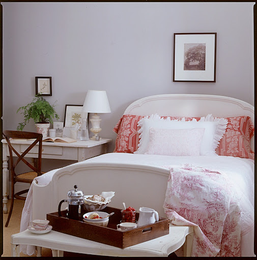 This touch of red and white is so pretty here.