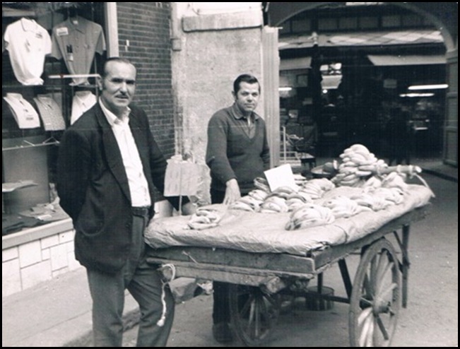 Vendedor ambulante de plátanos junto a la plaza Redonda. Ca. 1975. Vendedor ambulante de plátanos junto a la plaza Redonda. Ca. 1975.