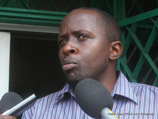 Jacquemin Shabani, secrétaire général de l’UDPS, réagit devant la presse contre la répression de la marche de son parti politique par la police nationale le 29/09/2011 à Kinshasa. Radio Okapi/ Ph. John Bompengo