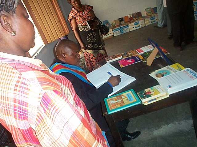 DCP00309.JPG - Le maire de N'djili, M. Bende Bende, signe le livre d'or de l'a.o.e. juillet 2007