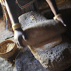 Getreide mahlen auf traditionelle Art © Foto: Marco Penzel | Outback Africa Erlebnisreisen