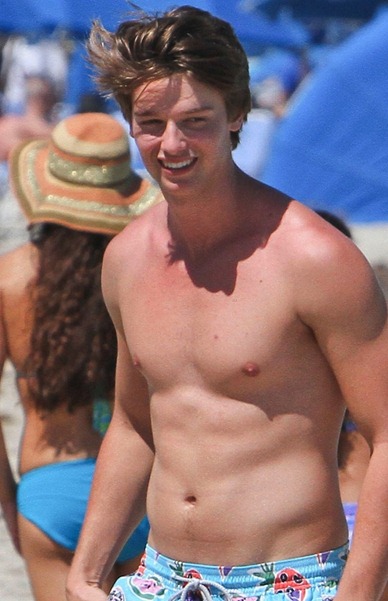 Patrick-Schwarzenegger-shirtless-6