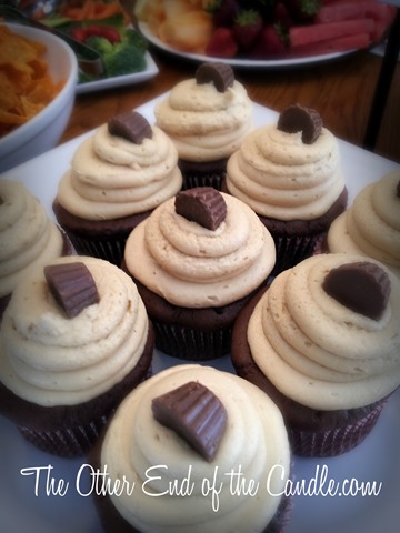 [Chocolate%2520Peanut%2520Butter%2520Chip%2520Cupcakes%2520with%2520Peanut%2520Butter%2520Icing%2520-%2520Party%2520perfect%2520via%2520TheOtherEndOfTheCandle.com%255B17%255D.jpg]