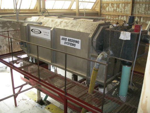 Primary separator used for thickening and conditioning the raw manure