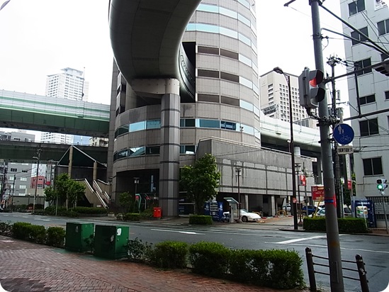 Edificio atravesado por autopista, Osaka, Jap&oacute;n