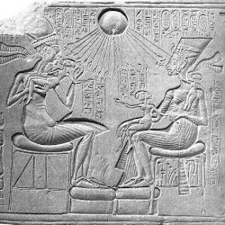 56 - Amenofis IV, su esposa y dos hijas bañadas por el sol de poniente.JPG
