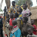 A coté de leur maison d'habitation, les membres d'une même famille suivent le passage du cortège du gouverneur du Nord-kivu, lors de sa première visite officielle à Rutshuru après le conflit Ph John Bompengo/ Radio Okapi