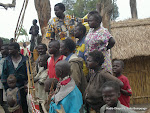 A coté de leur maison d'habitation, les membres d'une même famille suivent le passage du cortège du gouverneur du Nord-kivu, lors de sa première visite officielle à Rutshuru après le conflit Ph John Bompengo/ Radio Okapi