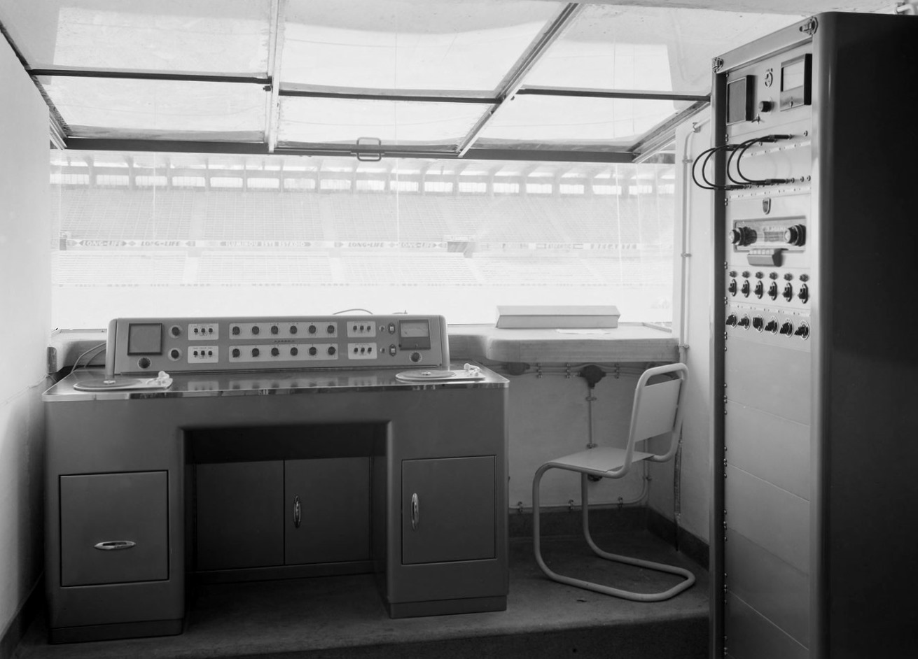 [Cabine-de-Som-do-Estdio-do-Restelo.jpg]