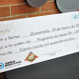 Staphanie Zelaya entrega cheque al programa ITA