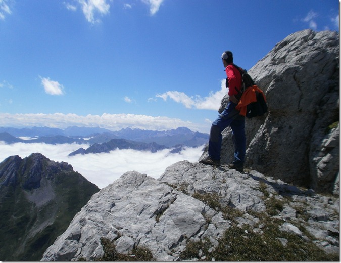 Mikel en una asomada hacia Lescun, el valle está precioso con el mar de nubes. Mikel en una asomada hacia Lescun, el valle está precioso con el mar de nubes.