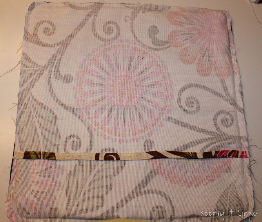 [Piping-on-a-pillow-159.jpg]