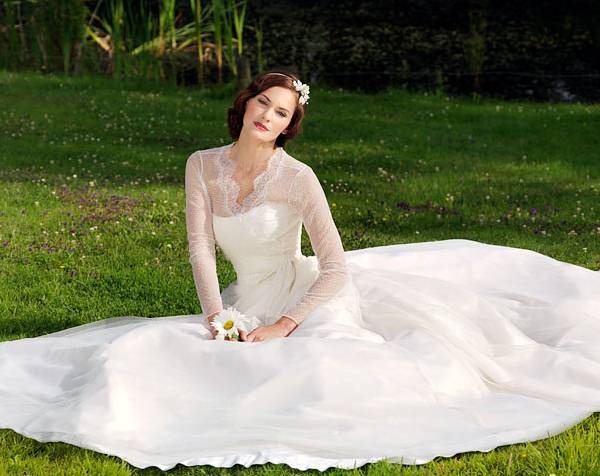 [suzanne-neville-wedding-dress-2012-carly%255B4%255D.jpg]