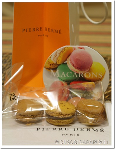 PIERRE HERME MACARONS© BUSOG! SARAP! 2011 PIERRE HERME MACARONS© BUSOG! SARAP! 2011