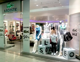 Lacoste Soldes: Liquidação Verão 2012 com até 50% off. Foto: Lacoste - Shopping Mueller em Curitiba. Lacoste Soldes: Liquidação Verão 2012 com até 50% off.