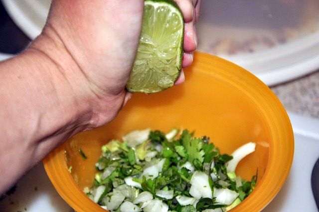 [making-guacamole-96.jpg]
