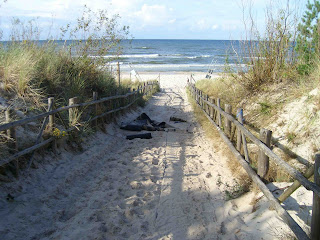 Zejście na plaże w Dębkach.