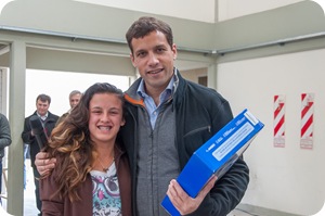 Intendente Juan Pablo de Jesús entregando las netbooks de Conectar Igualdad