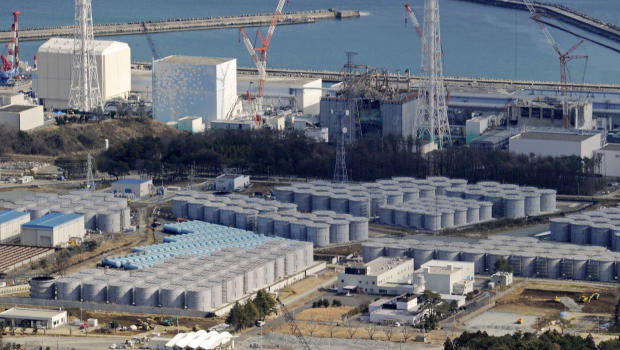 Cylindrical tanks built for storage of polluted water are seen near the four reactor buildings, at the tsunami-devastated Fukushima Daiichi nuclear power plant, 10 February 2013. On 27 July 2013, TEPCO said it had detected 2.35 billion becquerels of cesium per liter from water in an underground passage at the crippled plant that is seeping into the sea, roughly the same level as seen in a contaminated water leak into the sea in April 2011 shortly after the nuclear disaster the preceding month. Photo: AP / Kyodo