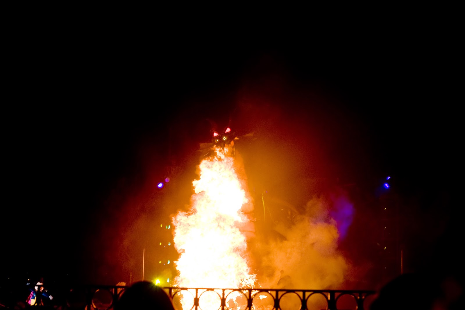 [fantasmic%2520dragon%2520fire%25203%255B4%255D.jpg]