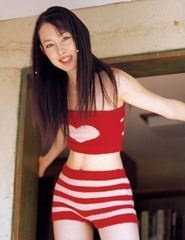 rina-akiyama-in-red-white-striped-tube-top-cute-japanese-girl-hot-gravure-idol-love-me-slowly-photobook-scan-picture-06