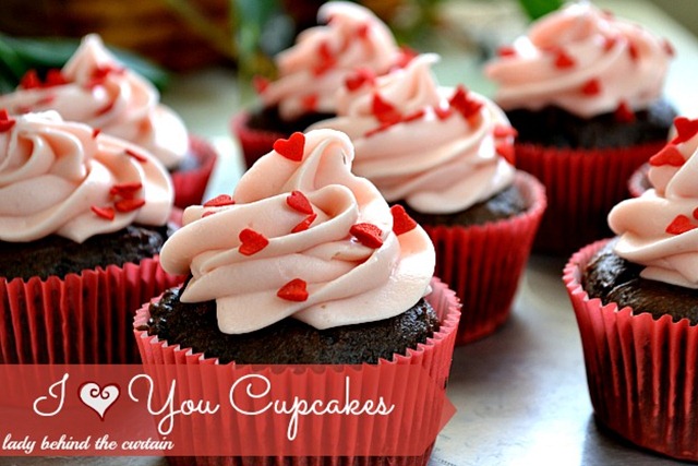 Lady-Behind-The-Curtain-I-Heart-You-Chocolate-Strawberry-Cupcakes-3