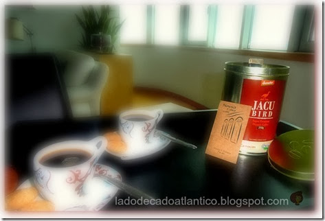 Café orgânico de Jacu Imagem com bandeja com xícaras com café e uma lata de Jacu Bird Coffee