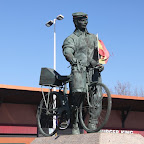 Beeld van de spaanse arbeider op Gibraltar. Met fiets!