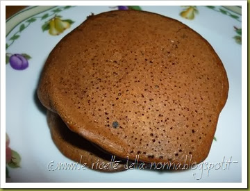 Mini pancakes vegan al cacao con gelatina di ribes e bacche di goji (5)