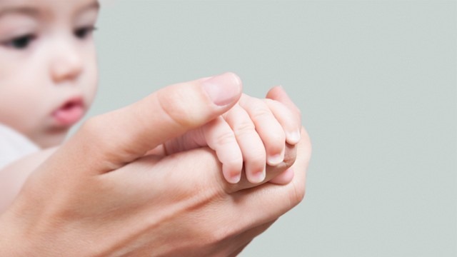 [gty_mother_holds_babys_hand_ll_120110_wg%255B3%255D.jpg]