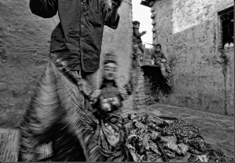 Le marionette e i tamburi sono gli 'strumenti' di lavoro di questa comunità prossima a scomparire, almeno nell'ubicazione Le marionette e i tamburi sono gli 'strumenti' di lavoro di questa comunità prossima a scomparire, almeno nell'ubicazione