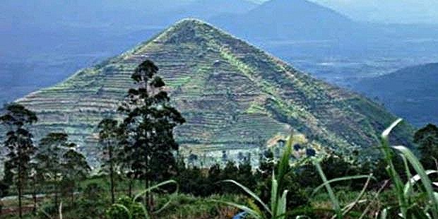 [piramida-indonesia-gunung-saduhurip6.jpg]