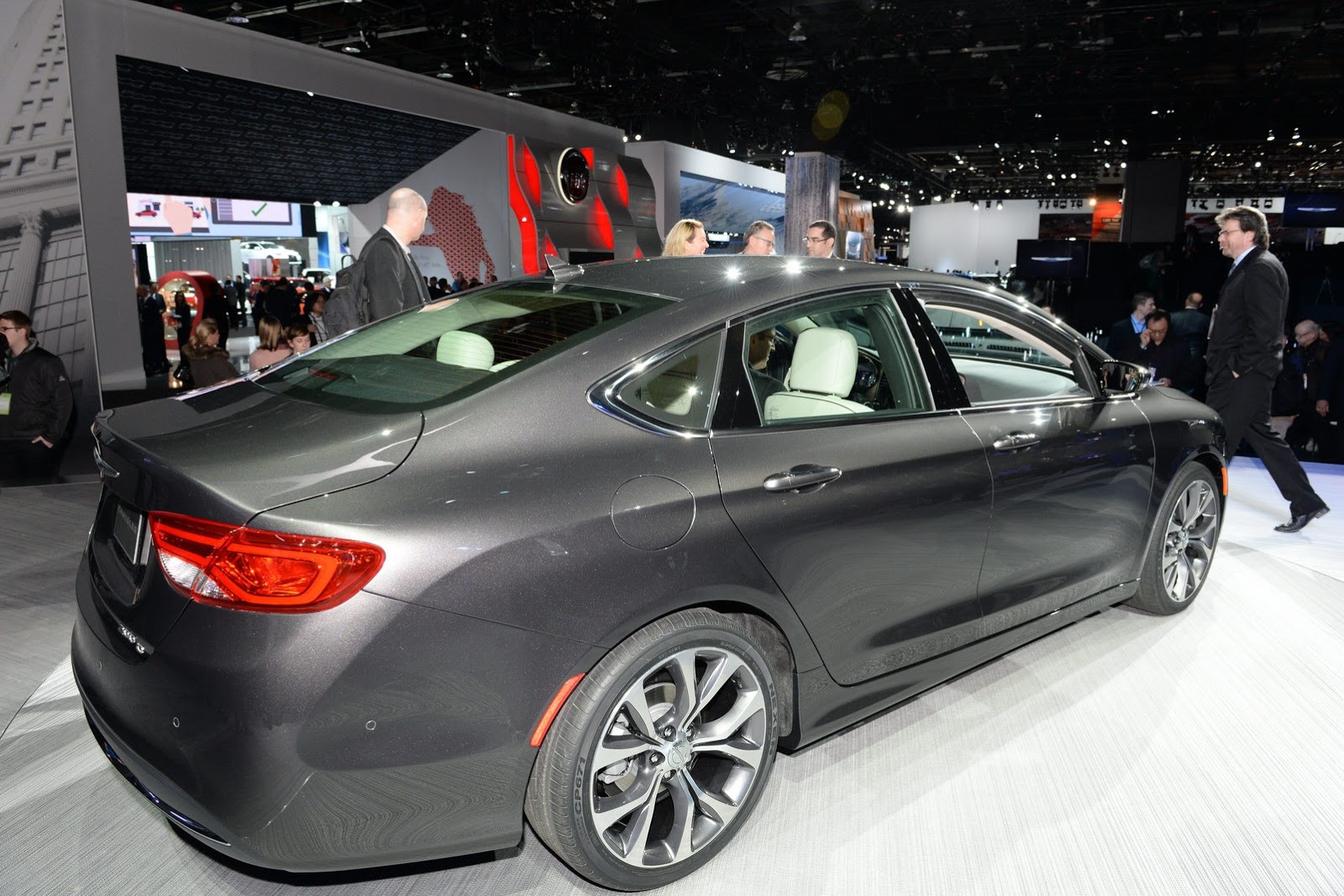 [Chrysler-200-New-9%255B2%255D.jpg]