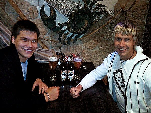 Alex Lesli Pua And Wing Relax With Beer, Alex Lesley