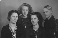 Kooij, Aartje, Maartje, Geertruida en Piet 1945.jpg