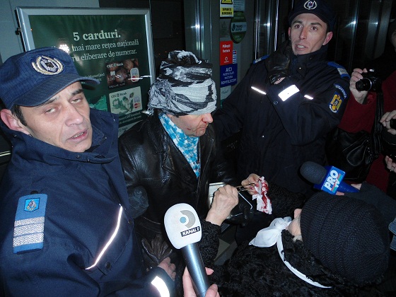 Gest criminal: un participant la protestul din aceastã searã a fost lovit în cap de un ghiveci pe bulevardul Mihai Viteazu