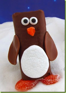 Chrismtas edible crafts, kids crafts, holiday chocolate treats, penguin snack cakes, Ho Ho penguins, Swiss Roll penguins