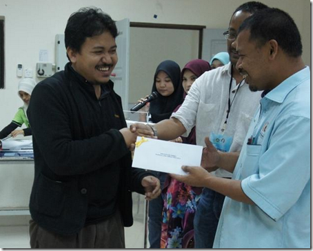 Ahmad Fadzil Nayan, MAS, receiving his first prize.