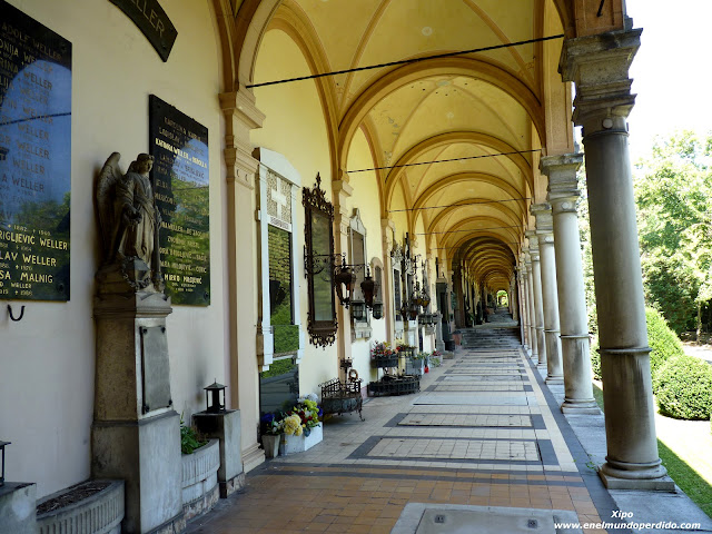 Hilera-árcadas-cementerio-Mirogoj.JPG