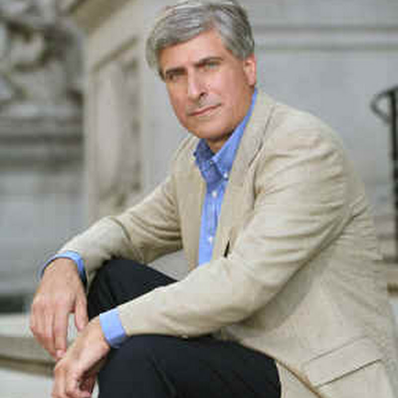 Steve Berry avvocato e scrittore statunitense spinto da due grandi passioni, la storia e la narrativa,.